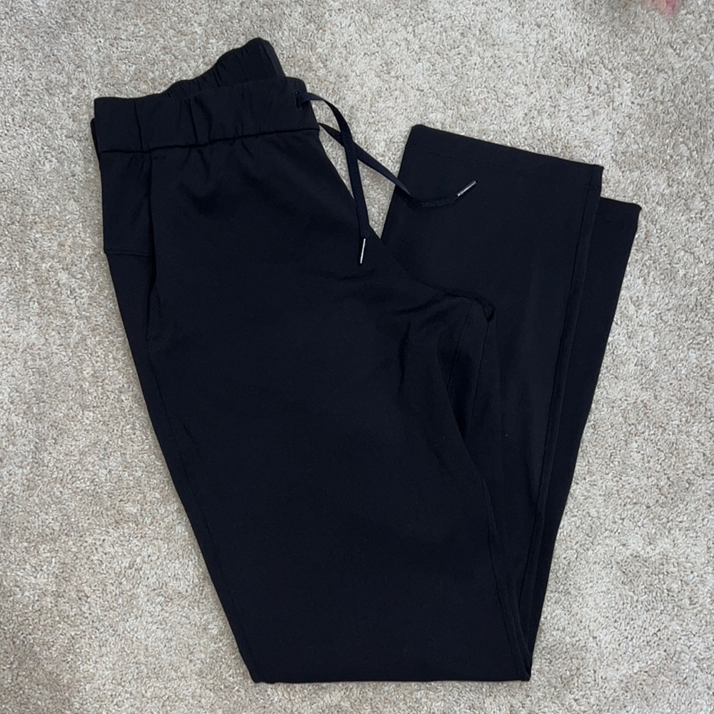 nwot Lululemon pants with pockets and draw string.